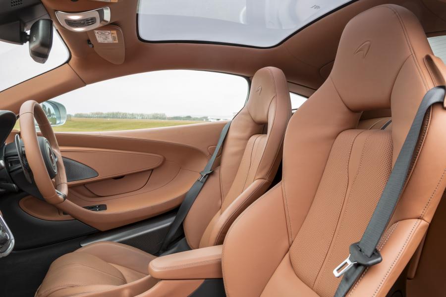 Интерьер McLaren 570GT 2016 года  (UK) (фото 3 из 125)